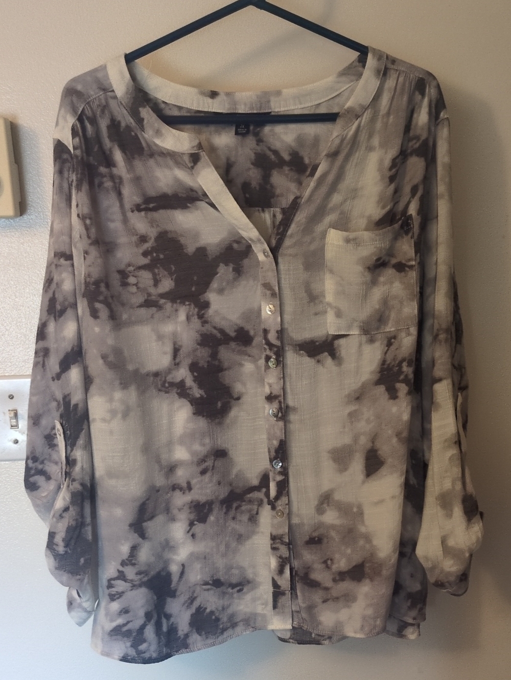 2X Zac & Rachel Patterned Button-Front Women’s Blouse in Gray and White